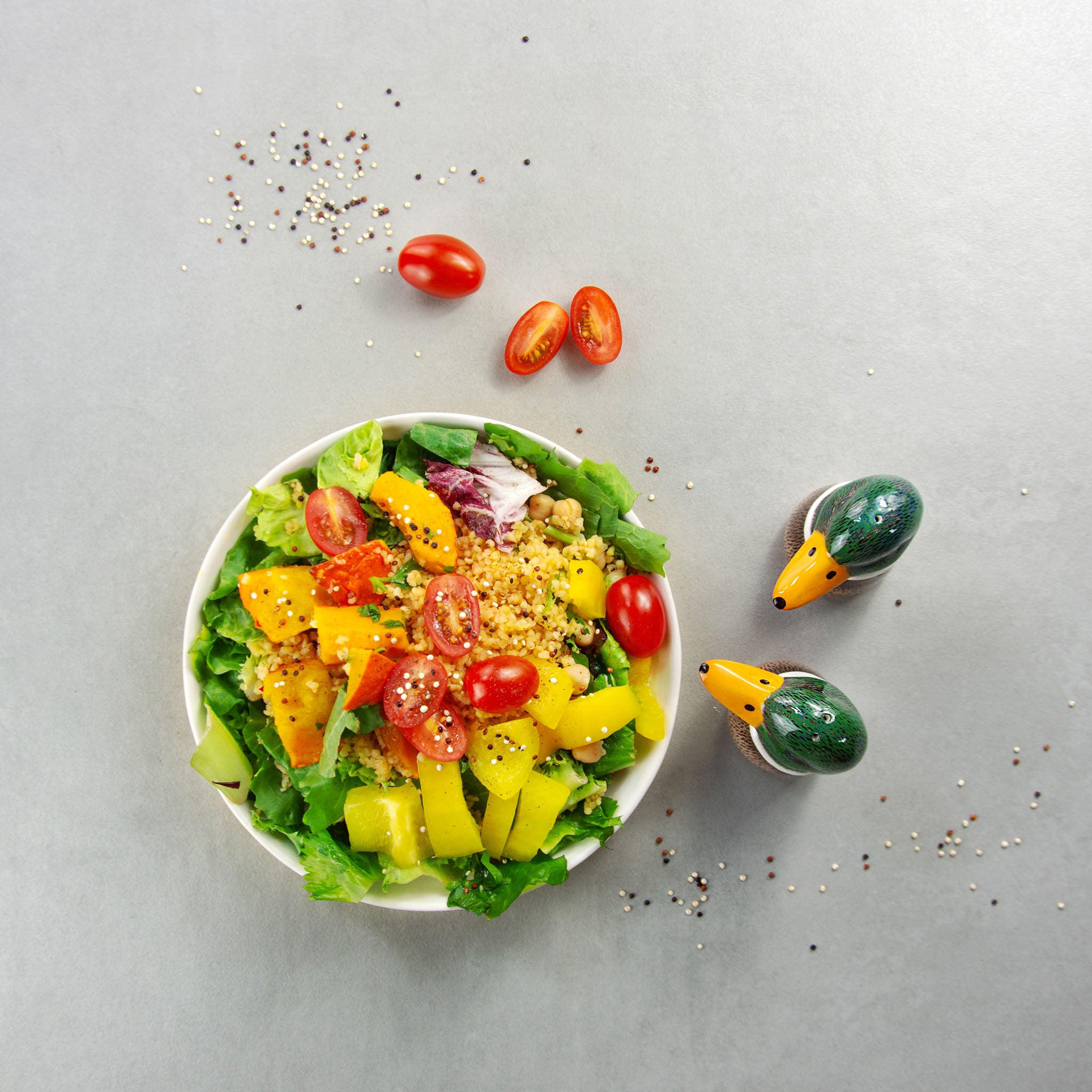 Druafsicht auf einen Salateller mit Salz- und Pfefferstreuer Spicy Ducks