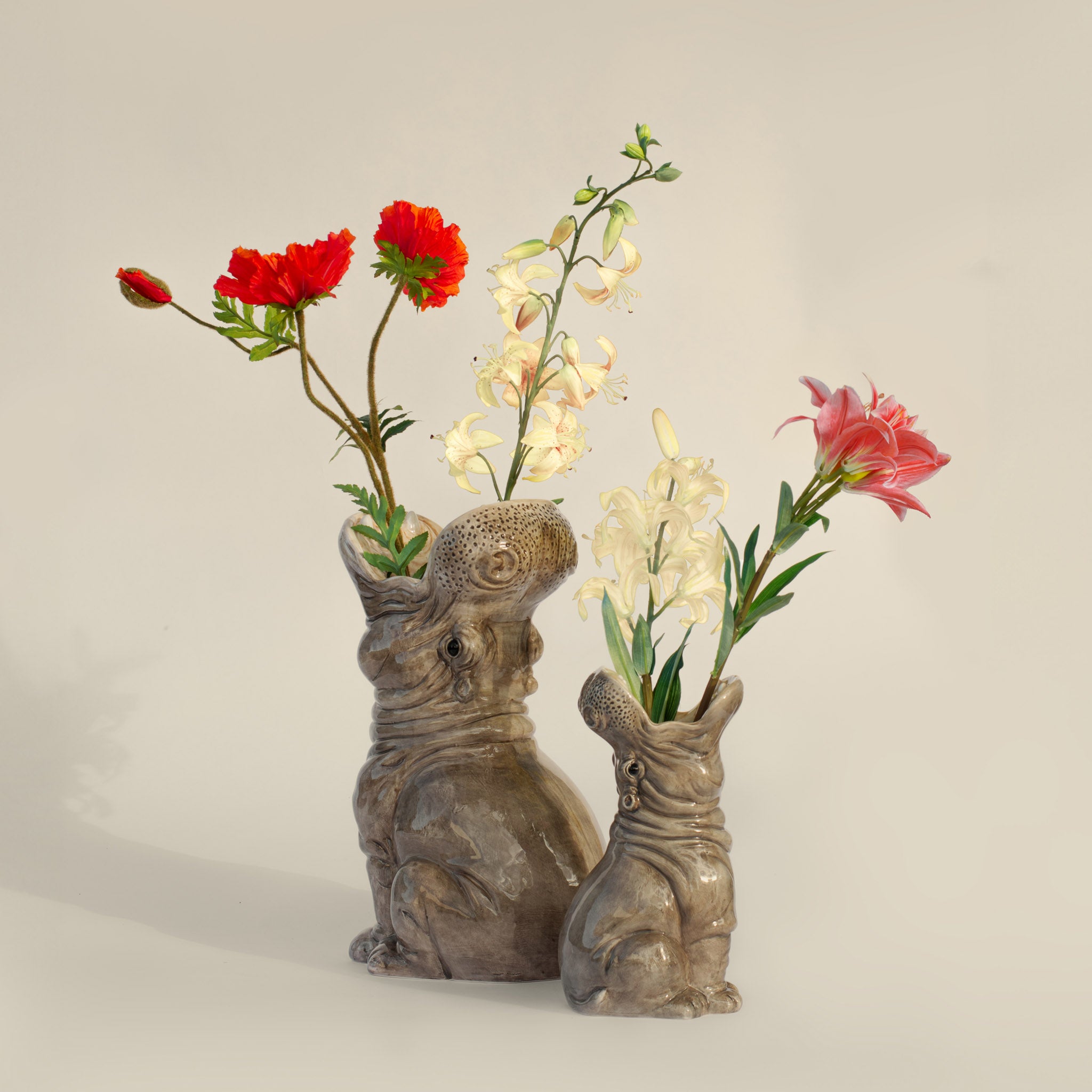 Hungry Hippos Vase Large und Medium, mit Blumen Dekoriert