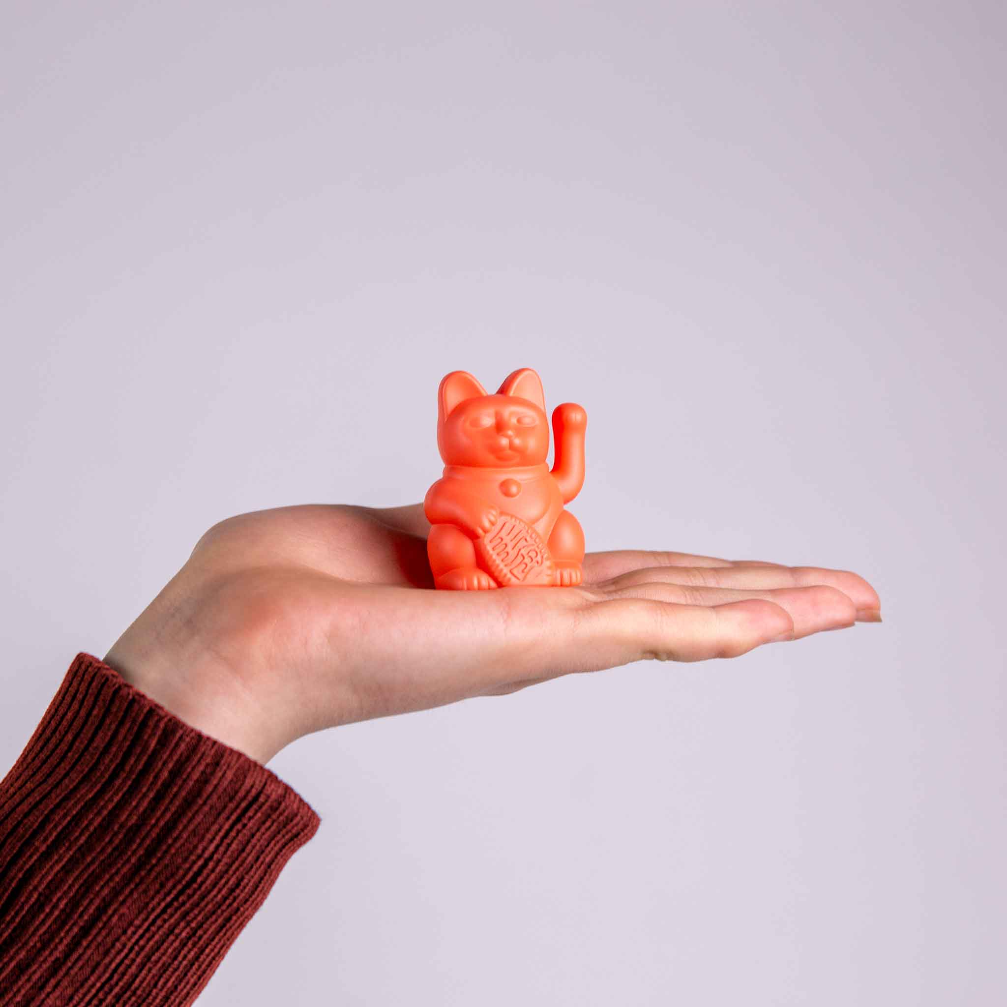 Lucky Cat Solar auf einer Hand als Größenvergleich