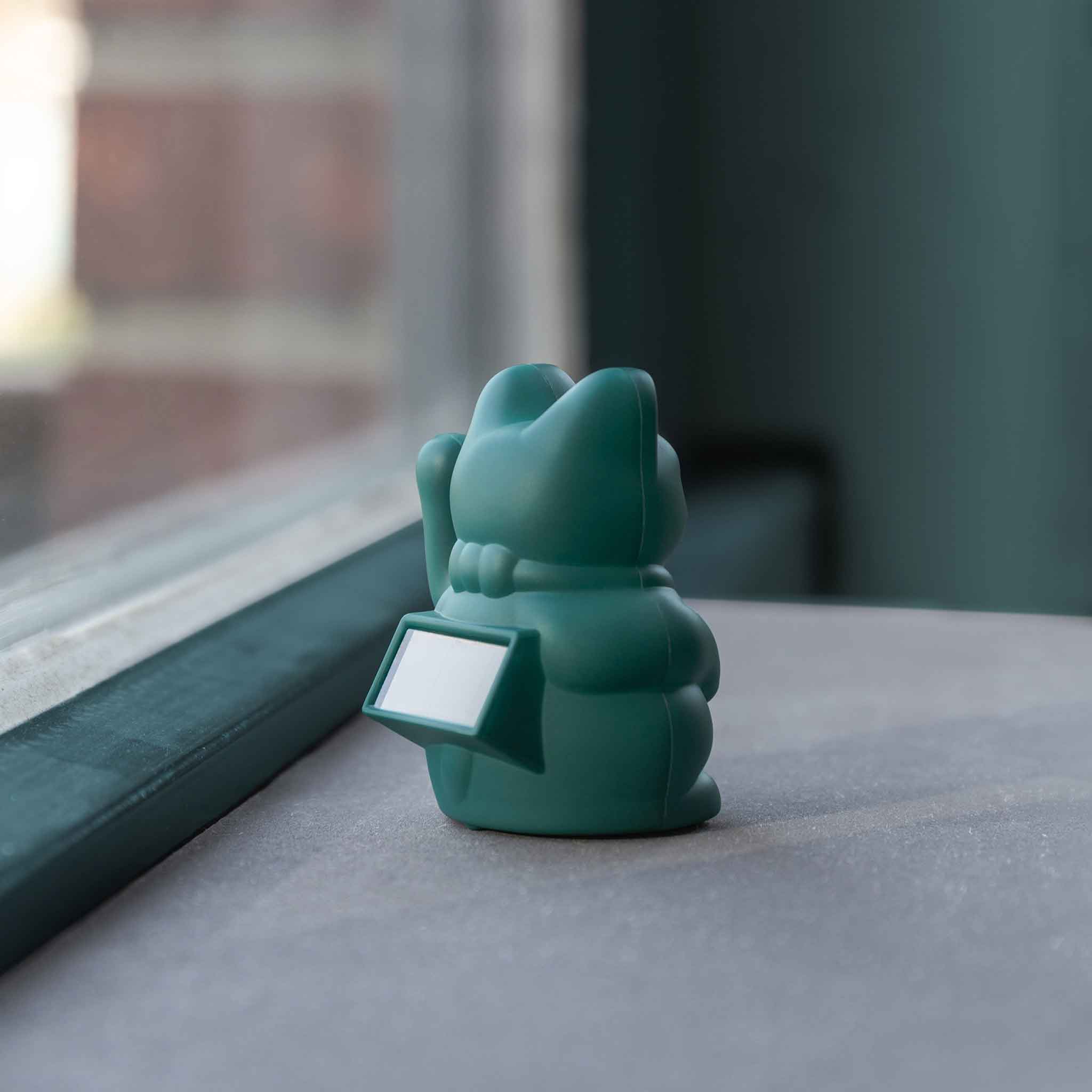 Rückansicht Winkekatze Solar in Grün