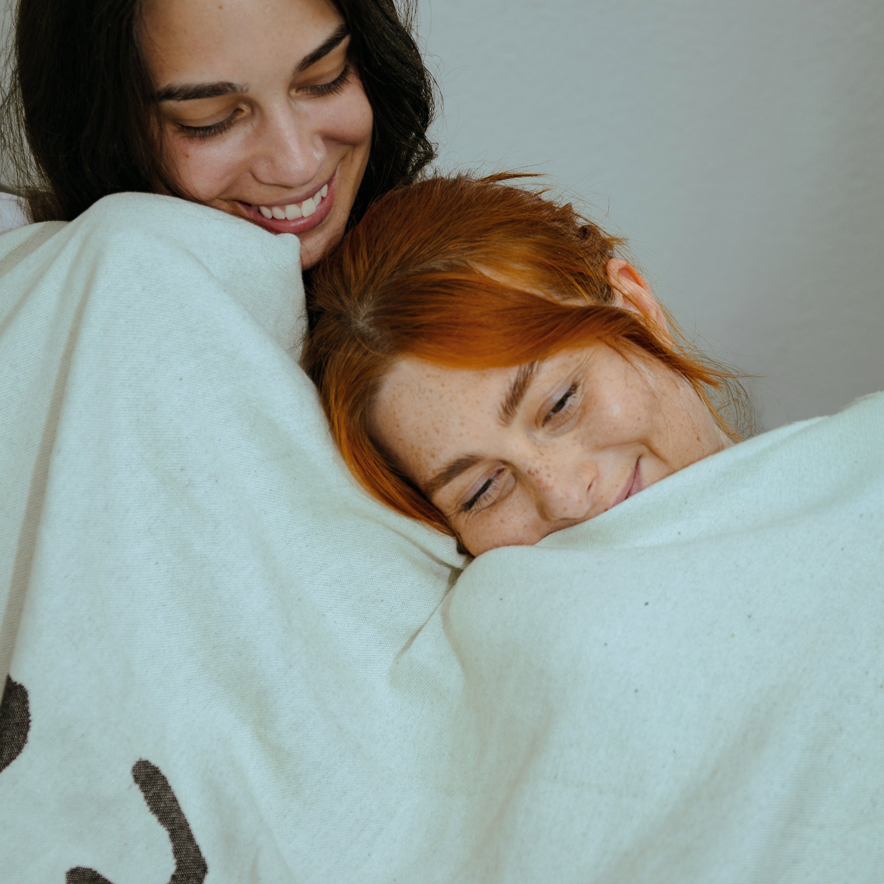 Zwei Frauen kuscheln unter der Wolldecke"My Comfort Zone" aus der Cozy Home Collection by Johanna Schwarzer x Donkey