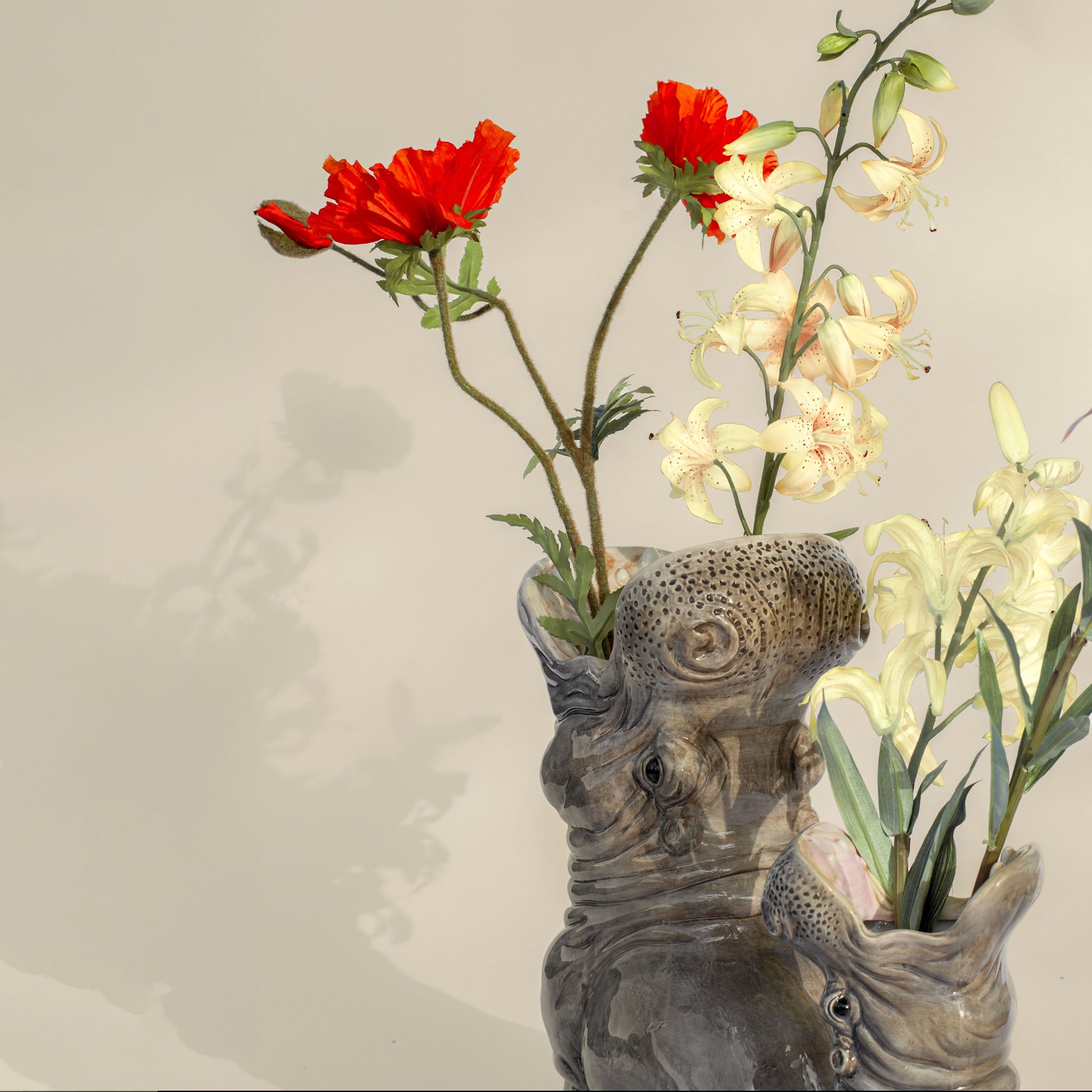 mit Blumen dekorierte Hungry Hippos Vase